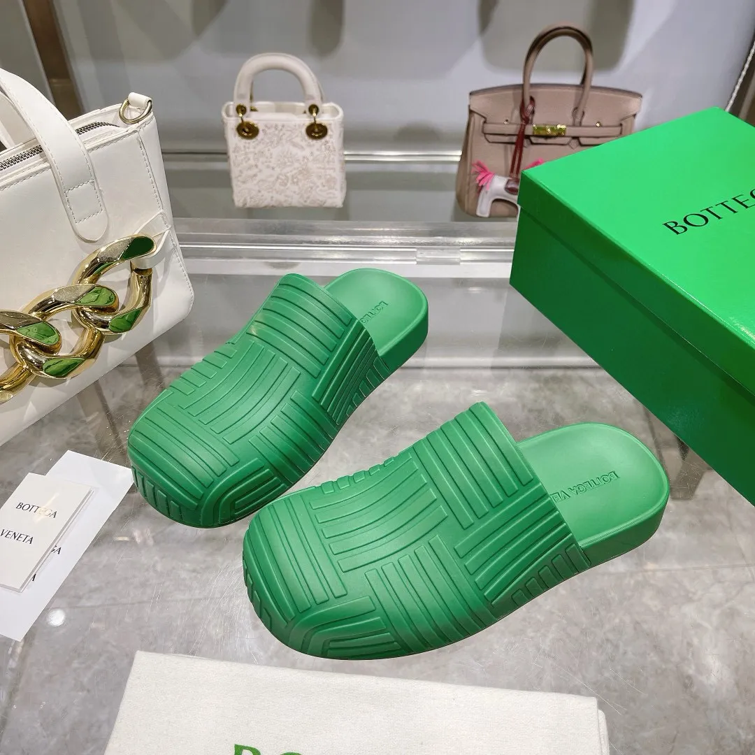 Factory price: 300💰🍀𝐁𝐨𝐭𝐭𝐞𝐠𝐚 𝐕𝐞𝐧𝐞𝐭𝐚 Bottega Veneta BV new men's woven surface ultra-light rubber garden shoes It looks good and is easy to wear. It is perfect with straight wide-leg pants, okay? It can also be worn in the summer, and it has characteristics for daily use, which is very BV~ The thickened toe box is slightly tilted like a derby, which is easy to match. The inner forefoot has texture that matches the sole of the foot. It is not made of rain boots with fleshy materials, which is more comfortable. M𝐁𝐨𝐭𝐭𝐞𝐠𝐚 𝐕𝐞𝐧𝐞𝐭𝐚 Bottega Veneta's new men's woven top ultra-light rubber garden shoes are good-looking and easy to wear. They are perfect with straight wide-leg pants, okay? 🐸It can also be worn in summer, and it has characteristics for daily life, which is very BV~ The thickened toe cap is slightly tilted like a derby, which is a good match. The inner forefoot has a pattern that matches the sole of the foot. It is not made of rain boots made of fleshy material, which is more comfortable. SIZE: 35-46 (45 and 46 are custom-made and cannot be returned or exchanged)